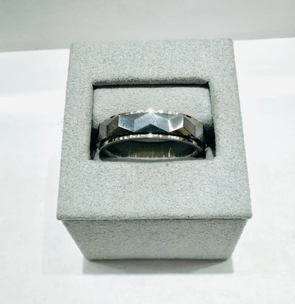 TUNGSTEN CARBIDE MENS WEDDING BAND WITH FACETED HAMMERED DESIGN 6mm, SIZE: 10.5