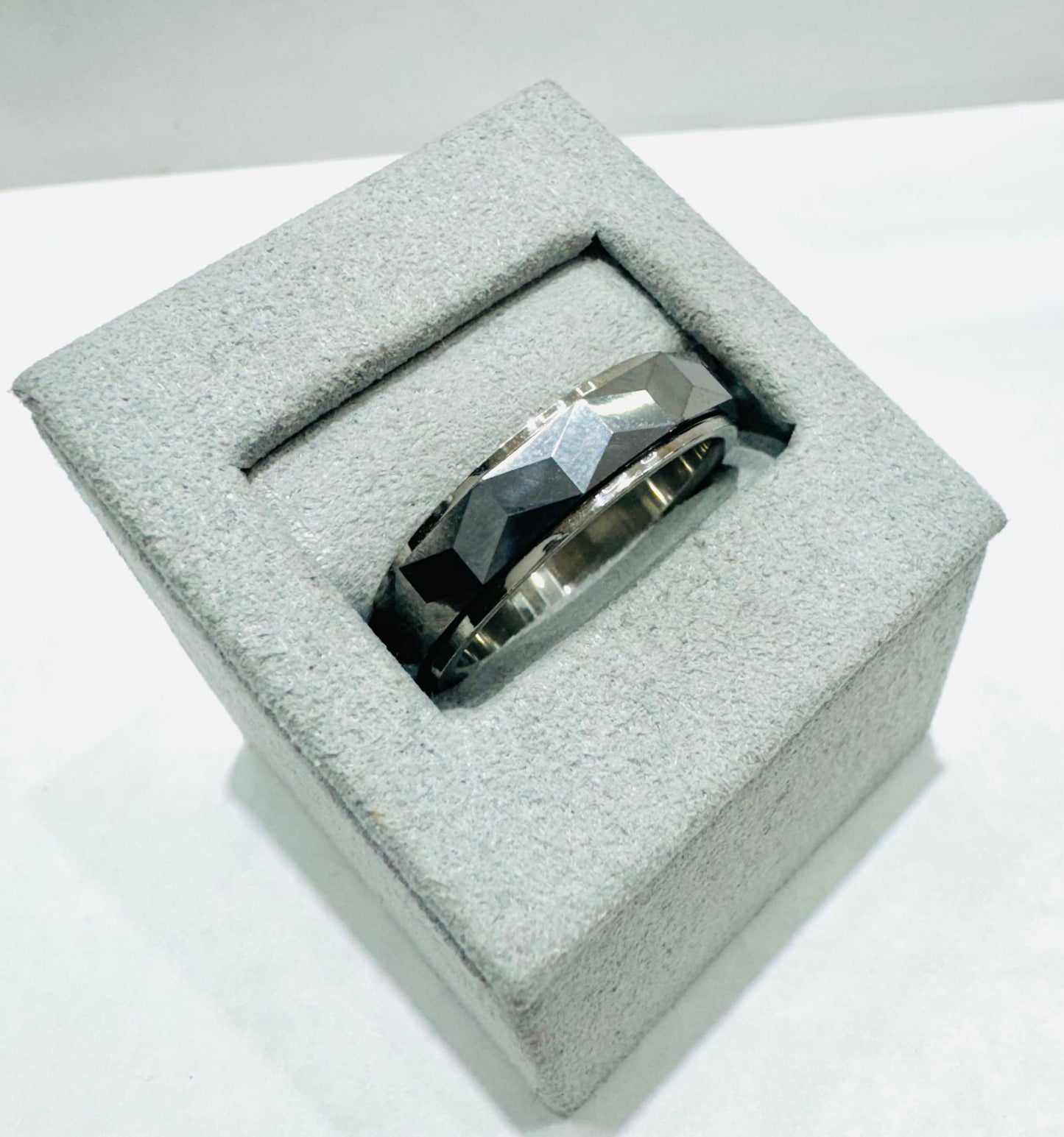 TUNGSTEN CARBIDE MENS WEDDING BAND WITH FACETED HAMMERED DESIGN 6mm, SIZE: 10.5