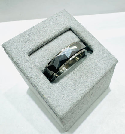 TUNGSTEN CARBIDE MENS WEDDING BAND WITH FACETED HAMMERED DESIGN 6mm, SIZE: 10.5
