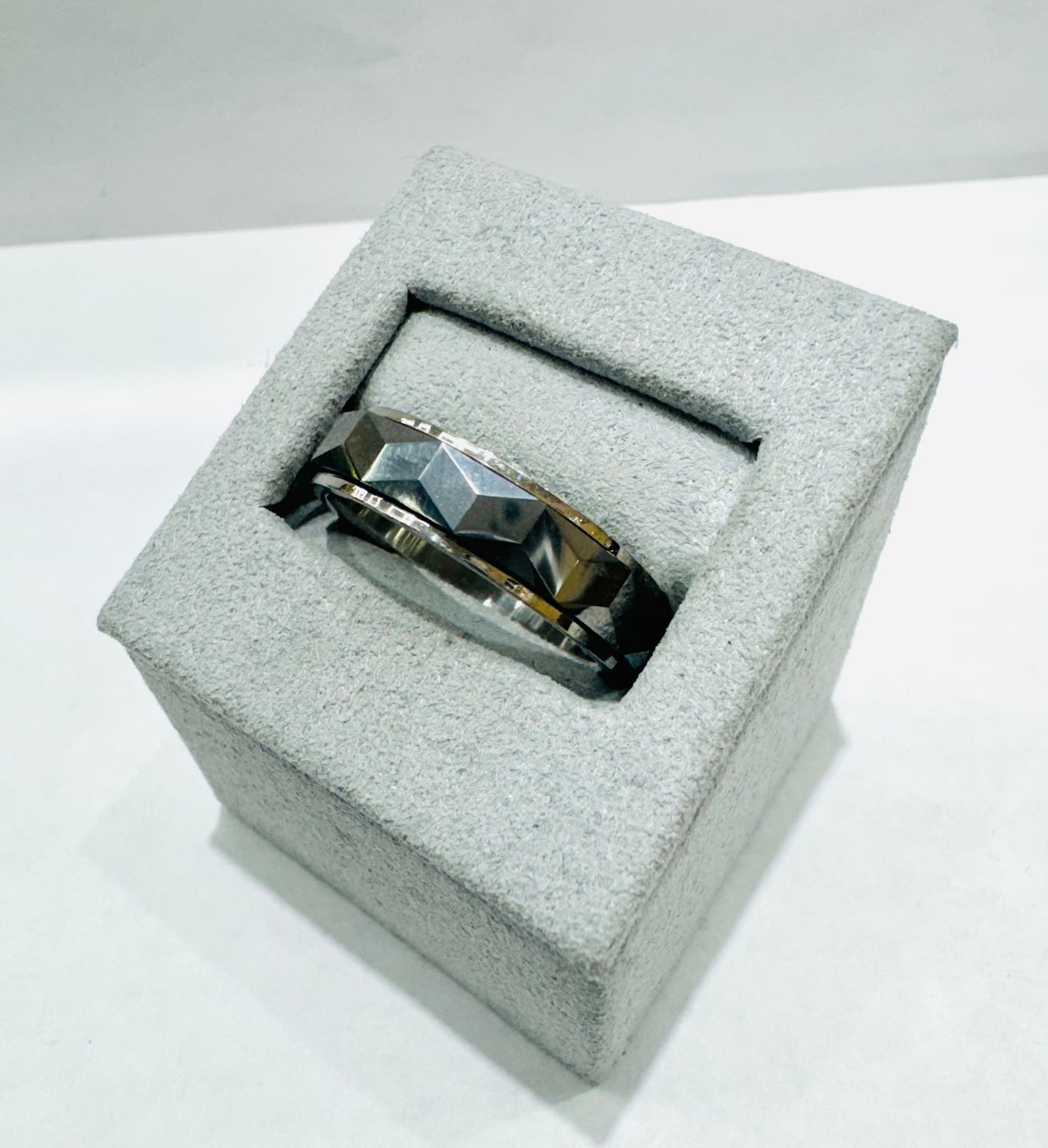 TUNGSTEN CARBIDE MENS WEDDING BAND WITH FACETED HAMMERED DESIGN 6mm, SIZE: 10.5