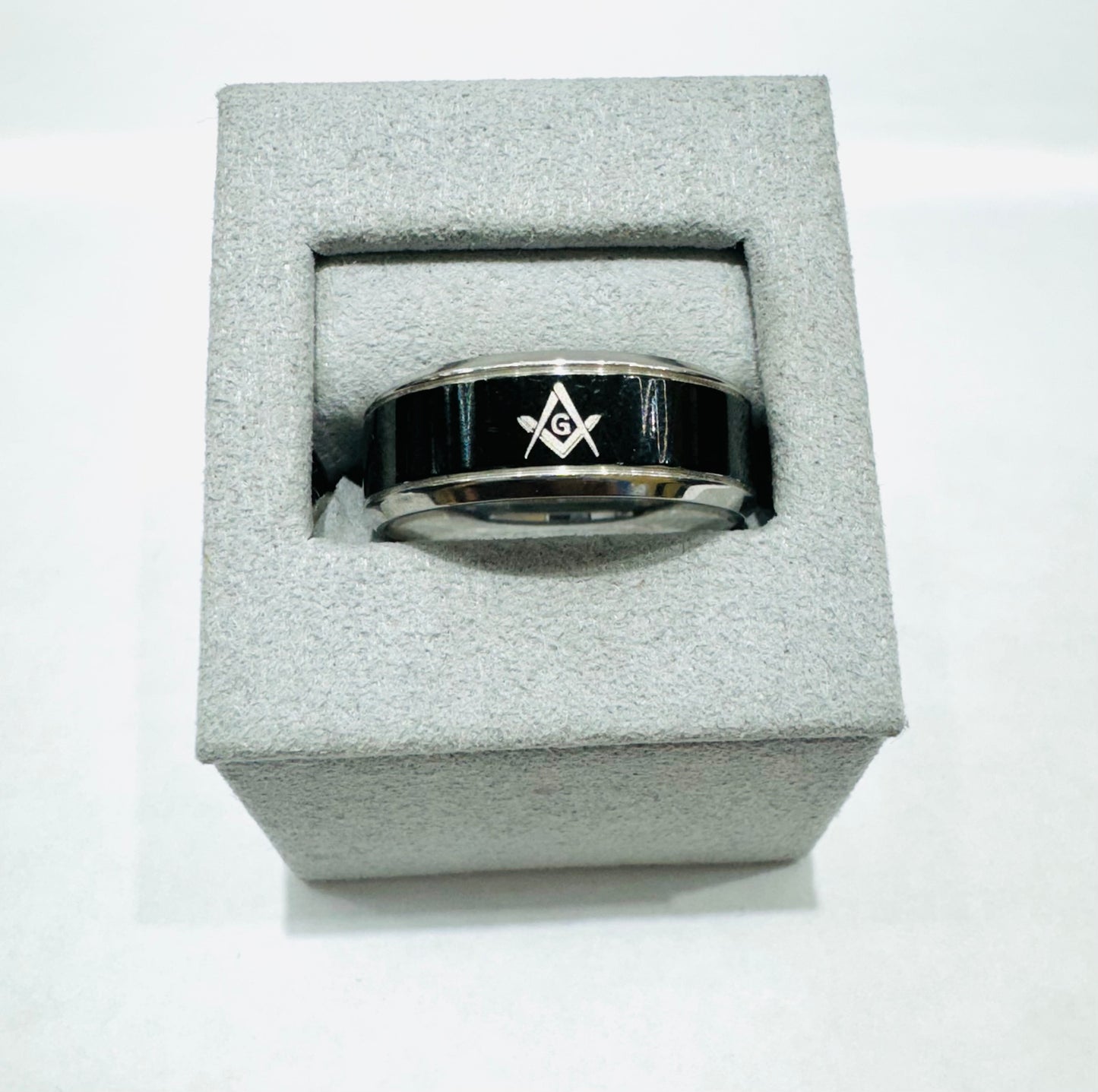 MENS TWO TONE STAINLESS STEEL MASONIC BAND WITH SQUARE & COMPASS SYMBOL 8mm, SIZE: 10.5