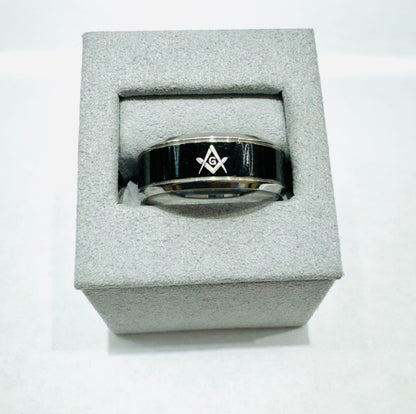 MENS TWO TONE STAINLESS STEEL MASONIC BAND WITH SQUARE & COMPASS SYMBOL 8mm, SIZE: 10.5