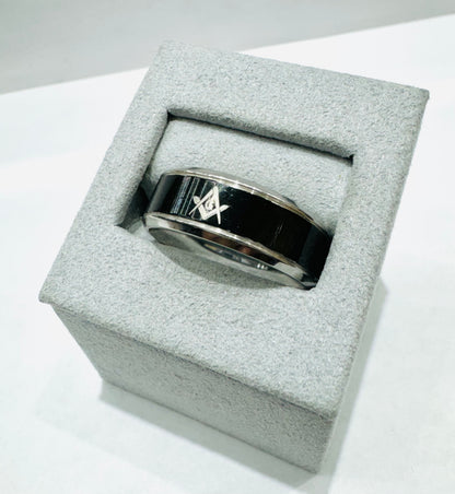 MENS TWO TONE STAINLESS STEEL MASONIC BAND WITH SQUARE & COMPASS SYMBOL 8mm, SIZE: 10.5
