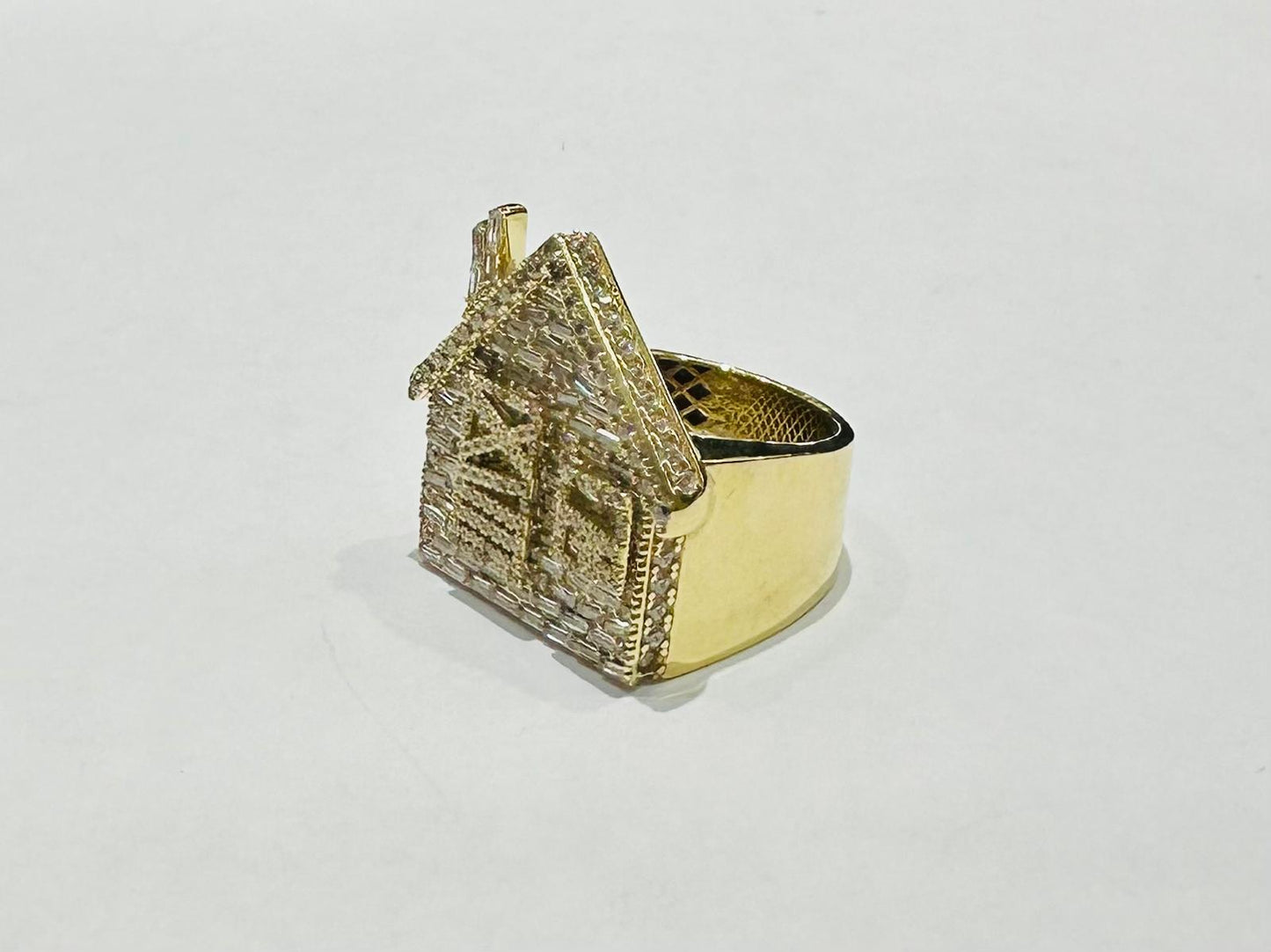 10K GOLD TRAP HOUSE RING WITH DIAMONDS- WEIGHT: 14.0gm