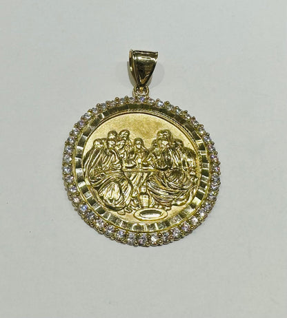 10K GOLD ROUND LAST SUPPER PENDANT, WEIGHT: 22.4gm