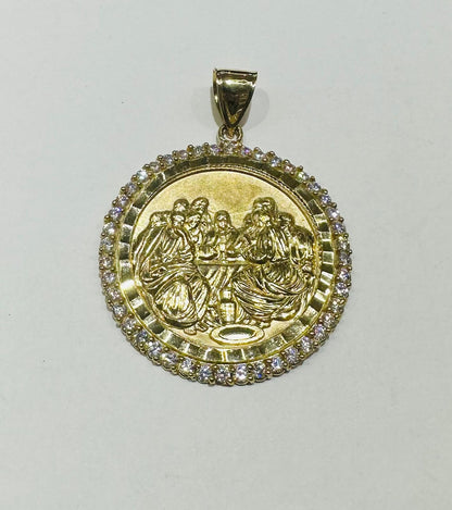 10K GOLD ROUND LAST SUPPER PENDANT, WEIGHT: 22.4gm
