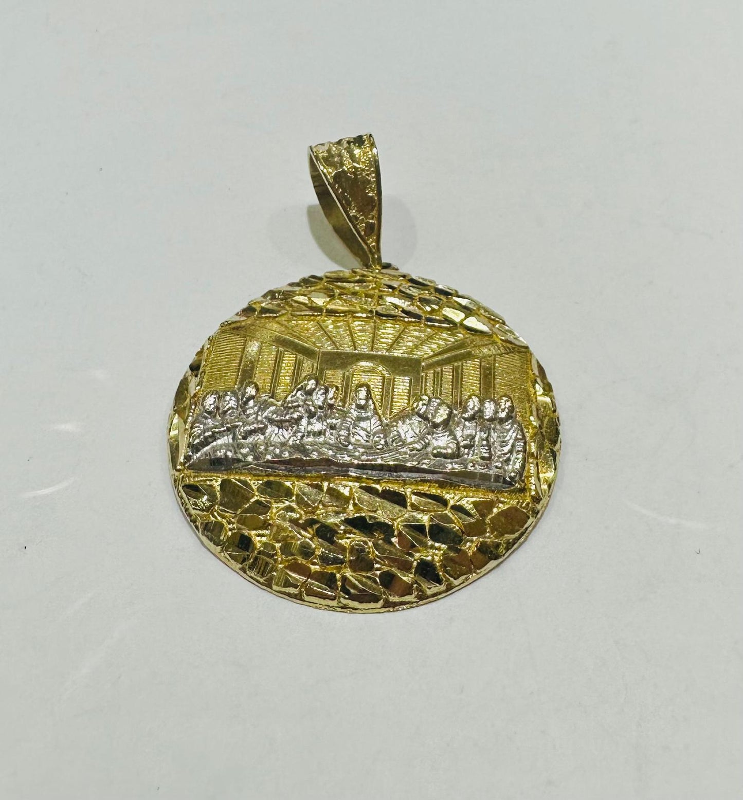 10K GOLD ROUND NUGGET LAST SUPPER PENDANT, WEIGHT: 5.9gm