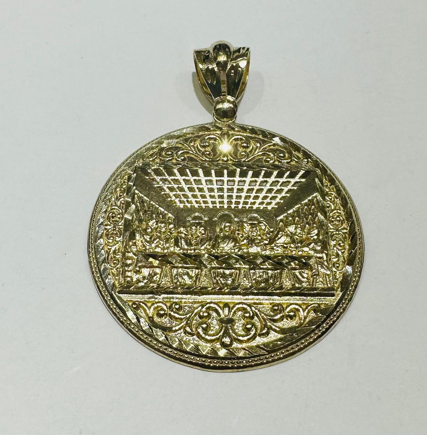 10K GOLD ROUND LAST SUPPER PENDANT, WEIGHT: 5.6gm