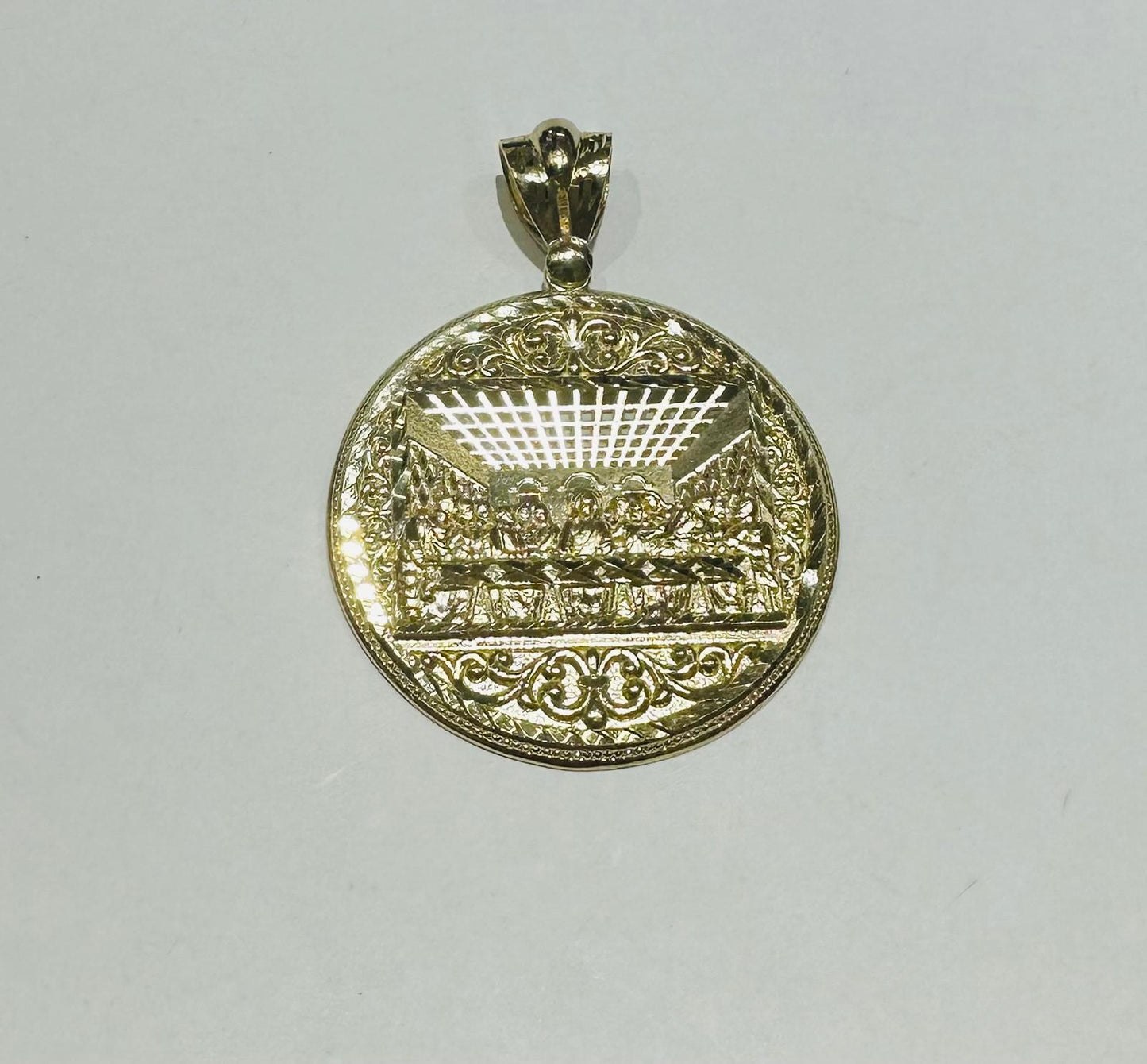 10K GOLD ROUND LAST SUPPER PENDANT, WEIGHT: 5.6gm