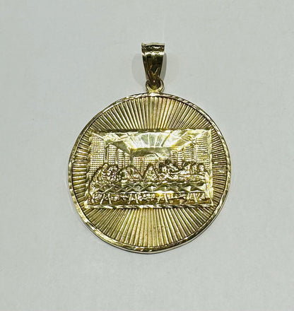 10K GOLD ROUND LAST SUPPER PENDANT, WEIGHT: 20.4gm
