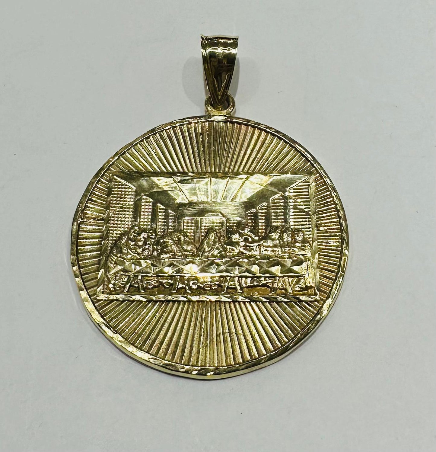 10K GOLD ROUND LAST SUPPER PENDANT, WEIGHT: 20.4gm