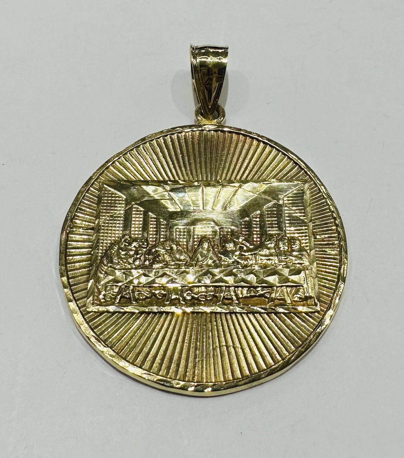 10K GOLD ROUND LAST SUPPER PENDANT, WEIGHT: 20.4gm