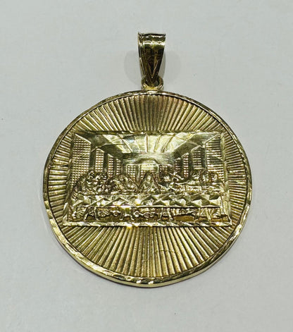 10K GOLD ROUND LAST SUPPER PENDANT, WEIGHT: 20.4gm