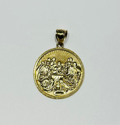 10K GOLD ROUND LAST SUPPER PENDANT, WEIGHT: 9.5gm