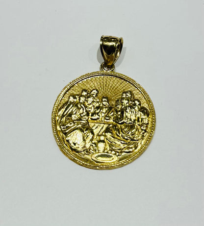 10K GOLD ROUND LAST SUPPER PENDANT, WEIGHT: 9.5gm