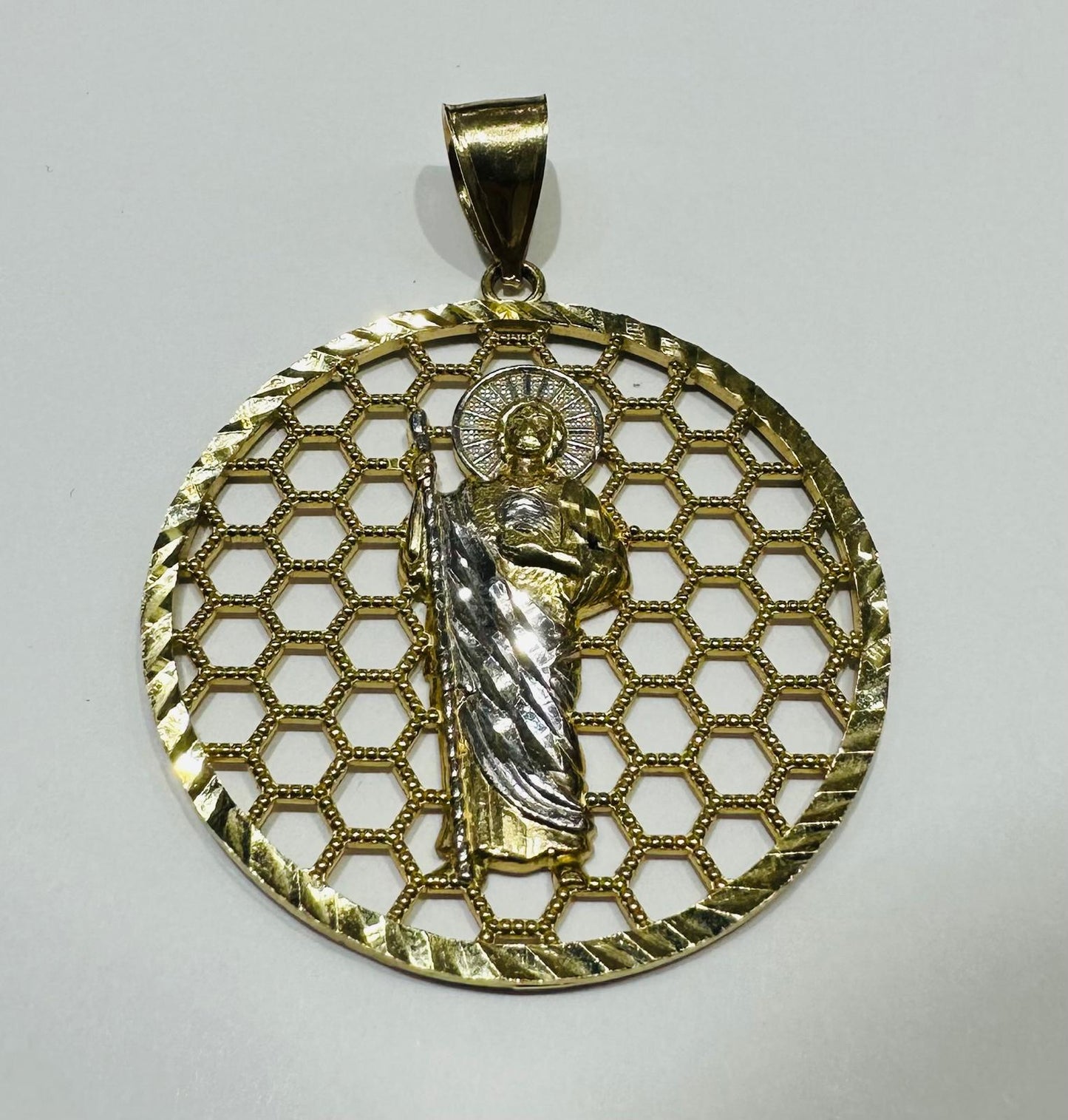 10K GOLD ROUND SAINT JUDE PENDANT, WEIGHT: 8.2gm