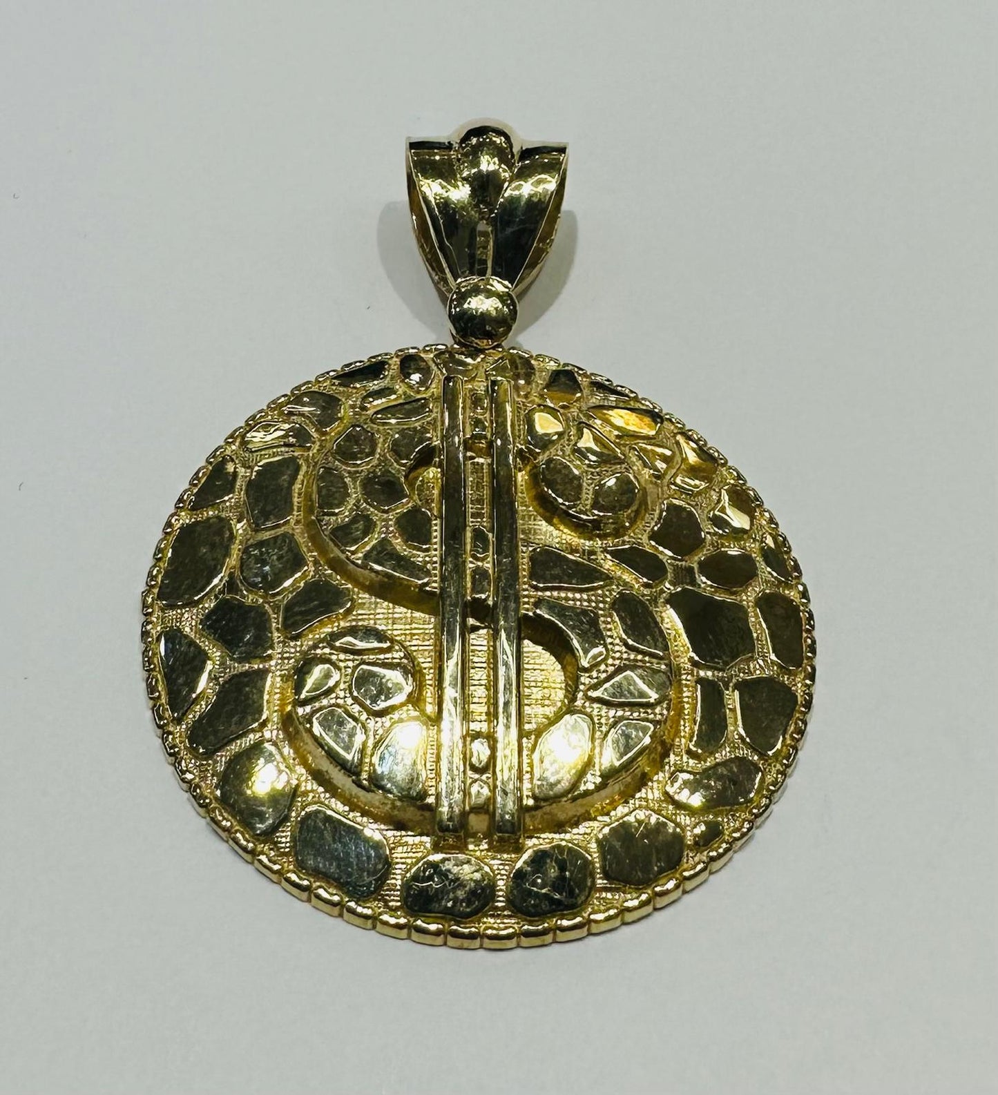 10K GOLD ROUND DOLLAR SIGN PENDANT, WEIGHT: 7.6gm