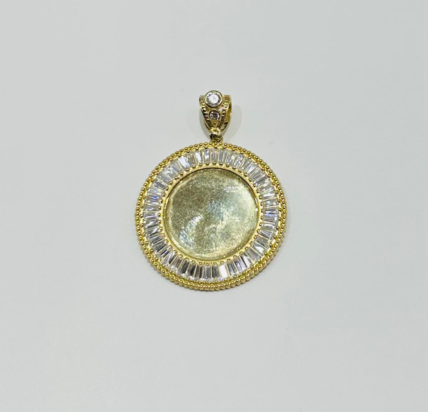 10K GOLD ROUND MEMORY PENDANT, WEIGHT: 9.6gm