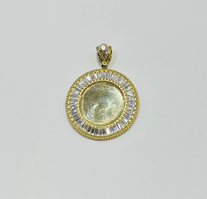 10K GOLD ROUND MEMORY PENDANT, WEIGHT: 9.6gm