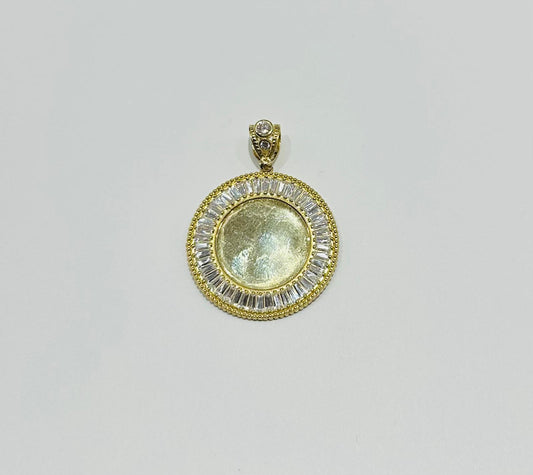 10K GOLD ROUND MEMORY PENDANT, WEIGHT: 9.6gm