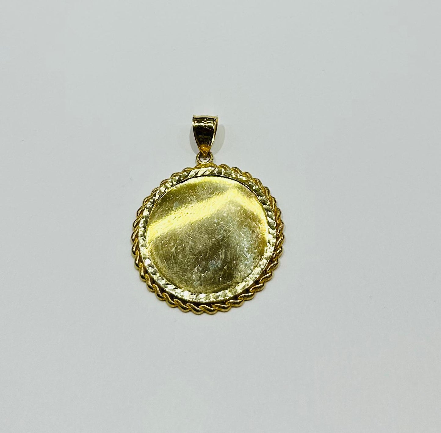 10K GOLD ROUND MEMORY PENDANT, WEIGHT: 15.1gm