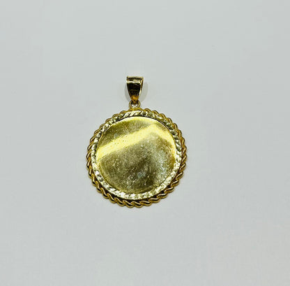 10K GOLD ROUND MEMORY PENDANT, WEIGHT: 15.1gm