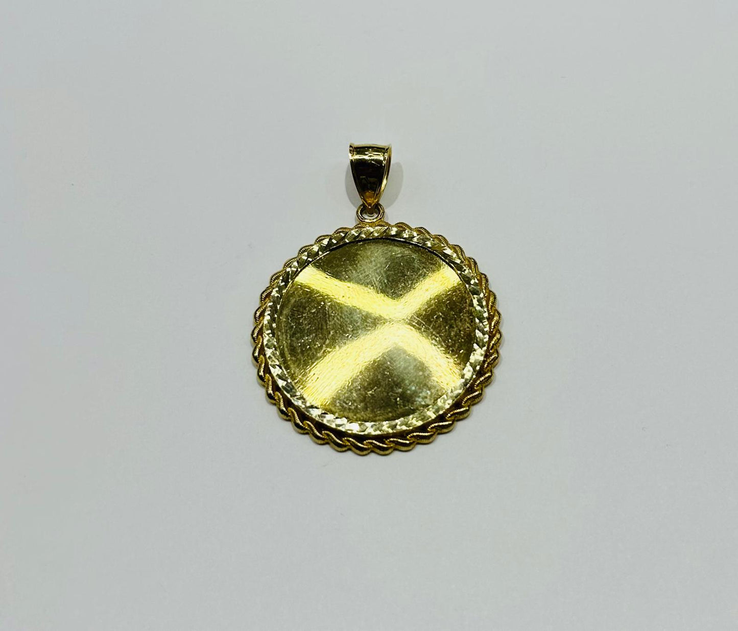10K GOLD ROUND MEMORY PENDANT, WEIGHT: 15.1gm