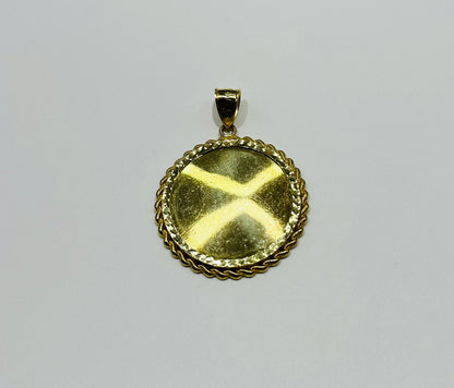 10K GOLD ROUND MEMORY PENDANT, WEIGHT: 15.1gm