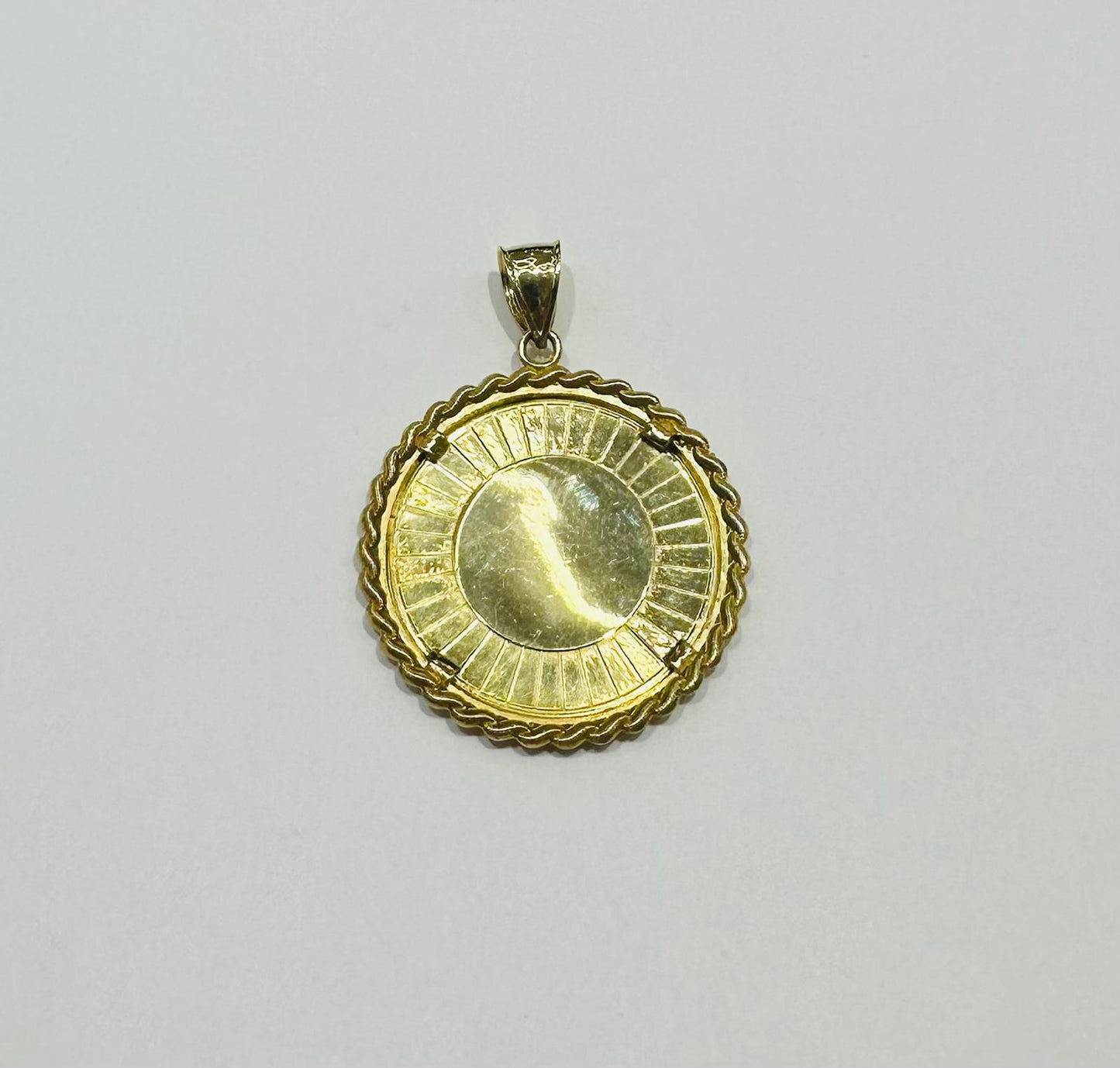 10K GOLD ROUND MEMORY PENDANT, WEIGHT: 15.1gm