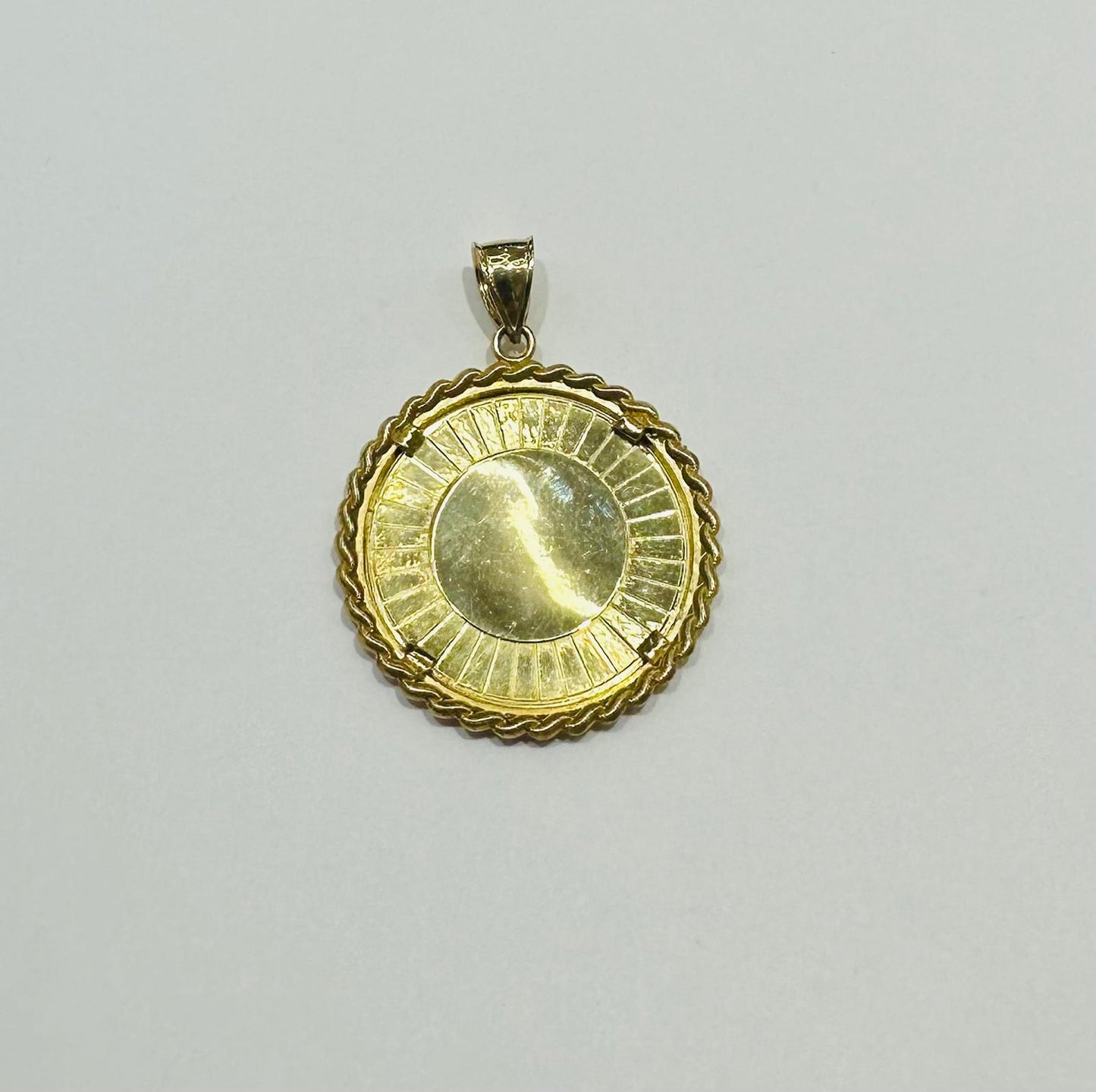 10K GOLD ROUND MEMORY PENDANT, WEIGHT: 15.1gm
