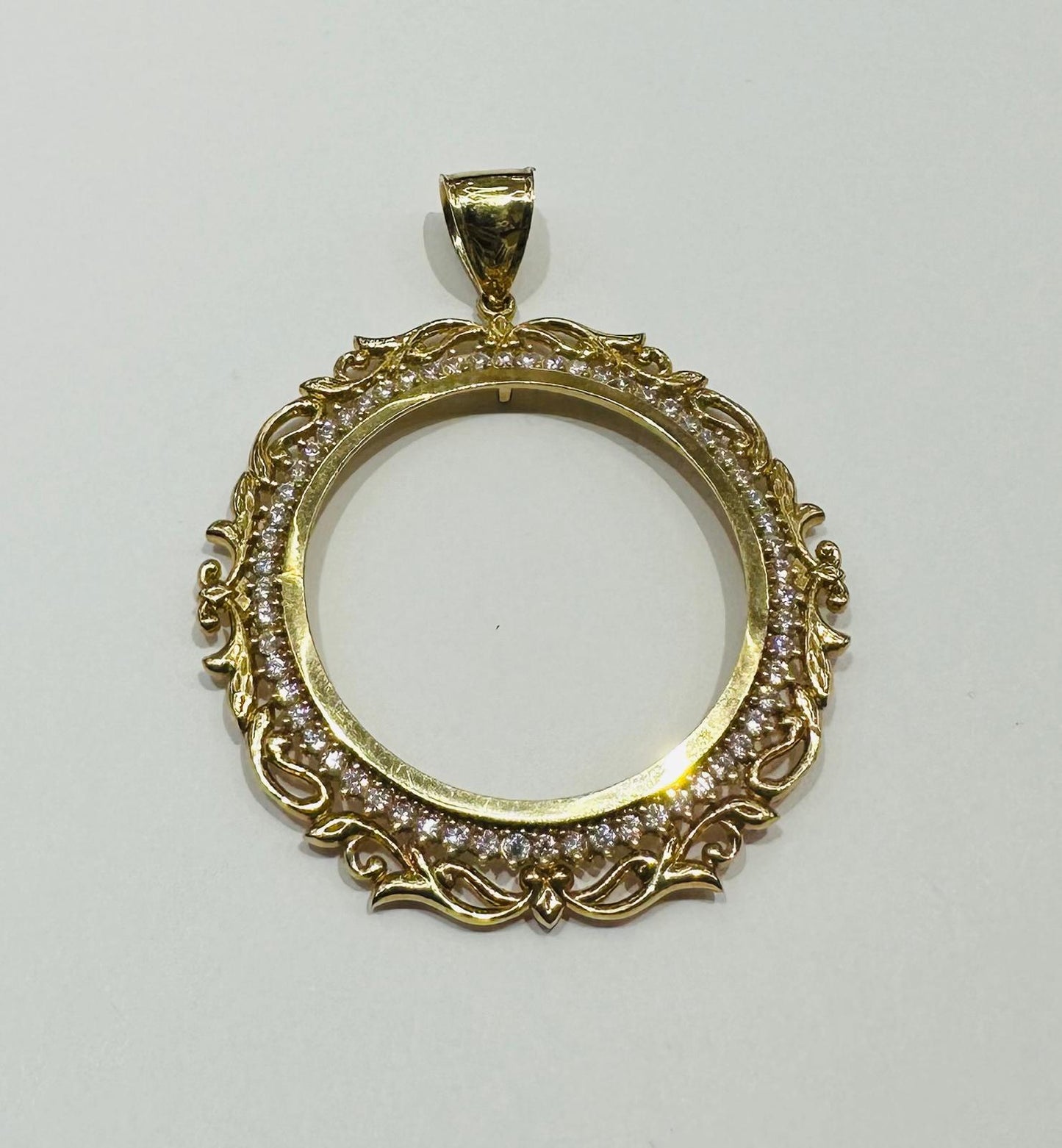 10K GOLD ROUND MEMORY PENDANT WITH CZ DIAMOND, WEIGHT: 13.3gm