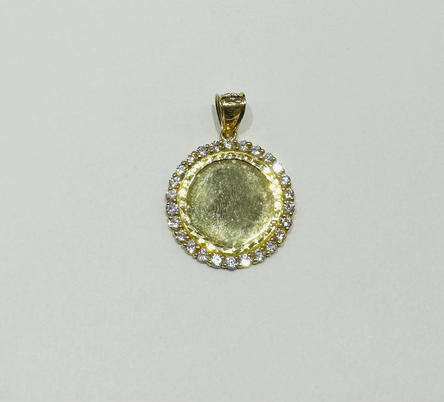 10K GOLD ROUND MEMORY PENDANT WITH CZ DIAMOND, WEIGHT: 9.0gm