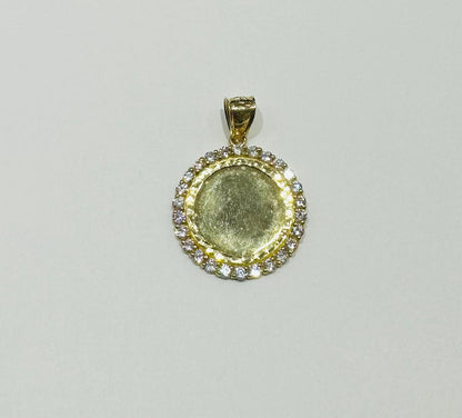 10K GOLD ROUND MEMORY PENDANT WITH CZ DIAMOND, WEIGHT: 9.0gm