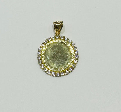 10K GOLD ROUND MEMORY PENDANT WITH CZ DIAMOND, WEIGHT: 9.0gm
