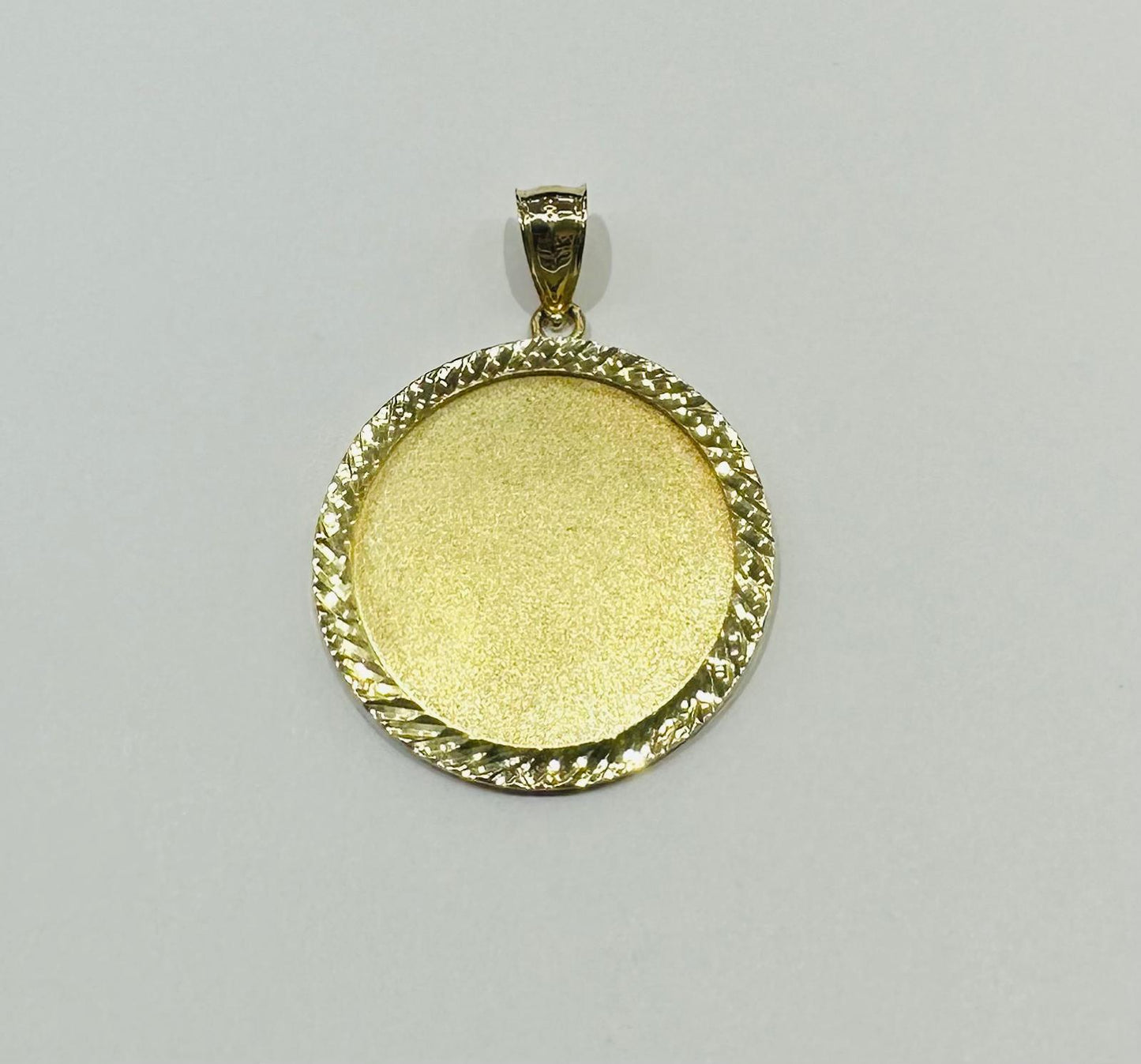 10K GOLD ROUND MEMORY PENDANT, WEIGHT: 9.8gm