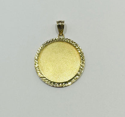 10K GOLD ROUND MEMORY PENDANT, WEIGHT: 9.8gm