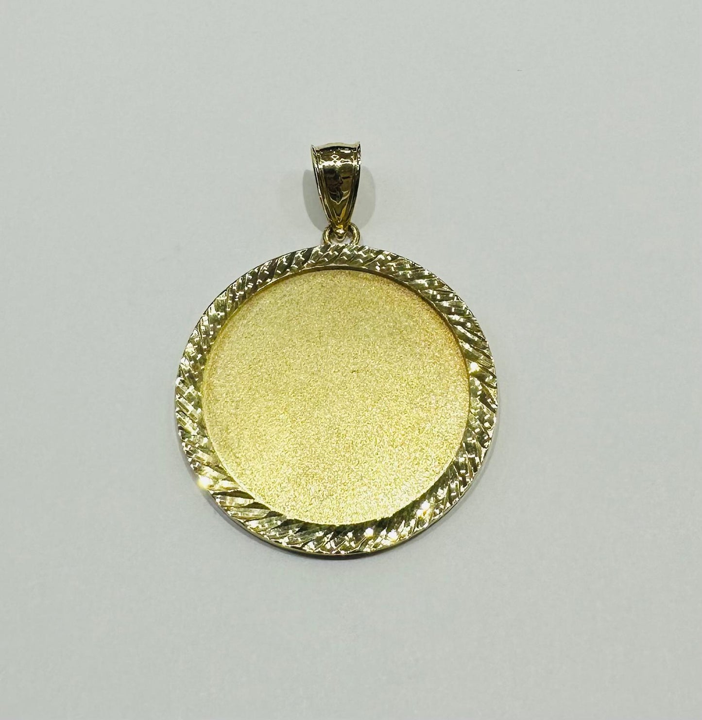 10K GOLD ROUND MEMORY PENDANT, WEIGHT: 9.8gm