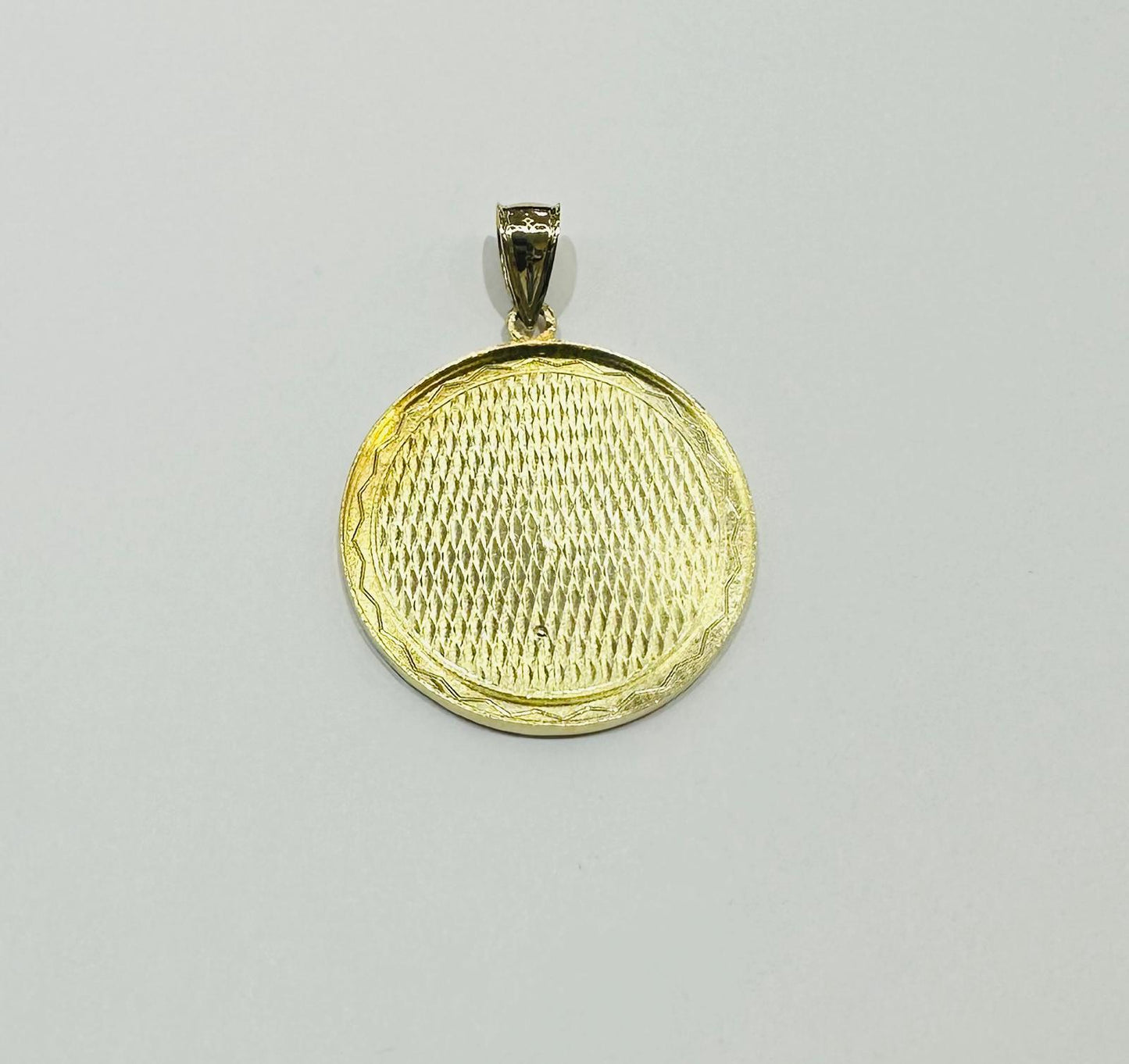 10K GOLD ROUND MEMORY PENDANT, WEIGHT: 9.8gm