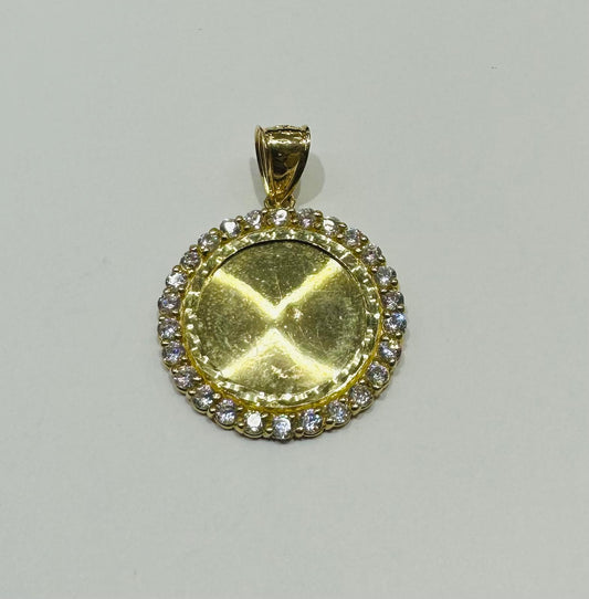 10K GOLD ROUND MEMORY PENDANT WITH CZ DIAMOND, WEIGHT: 9.0gm