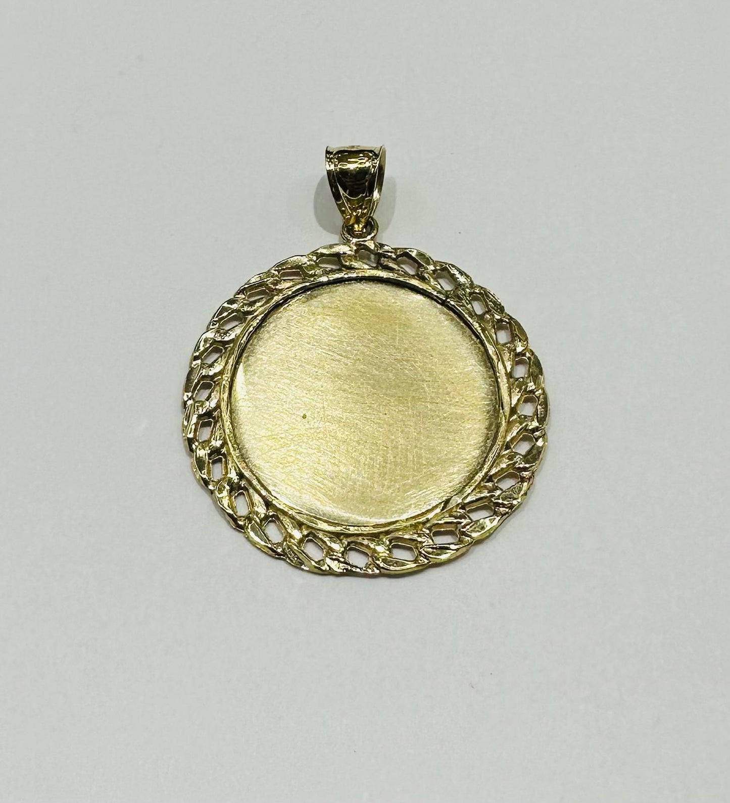 10K GOLD ROUND MEMORY PENDANT, WEIGHT: 4.2gm