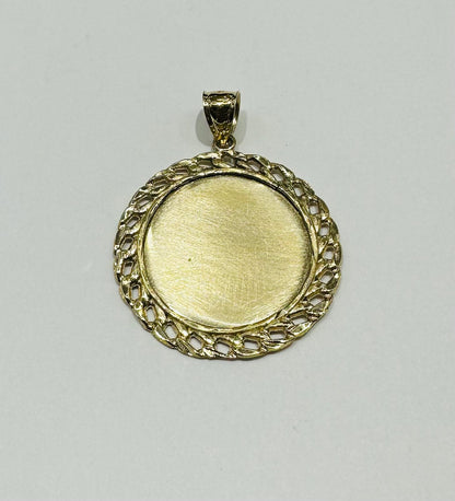 10K GOLD ROUND MEMORY PENDANT, WEIGHT: 4.2gm