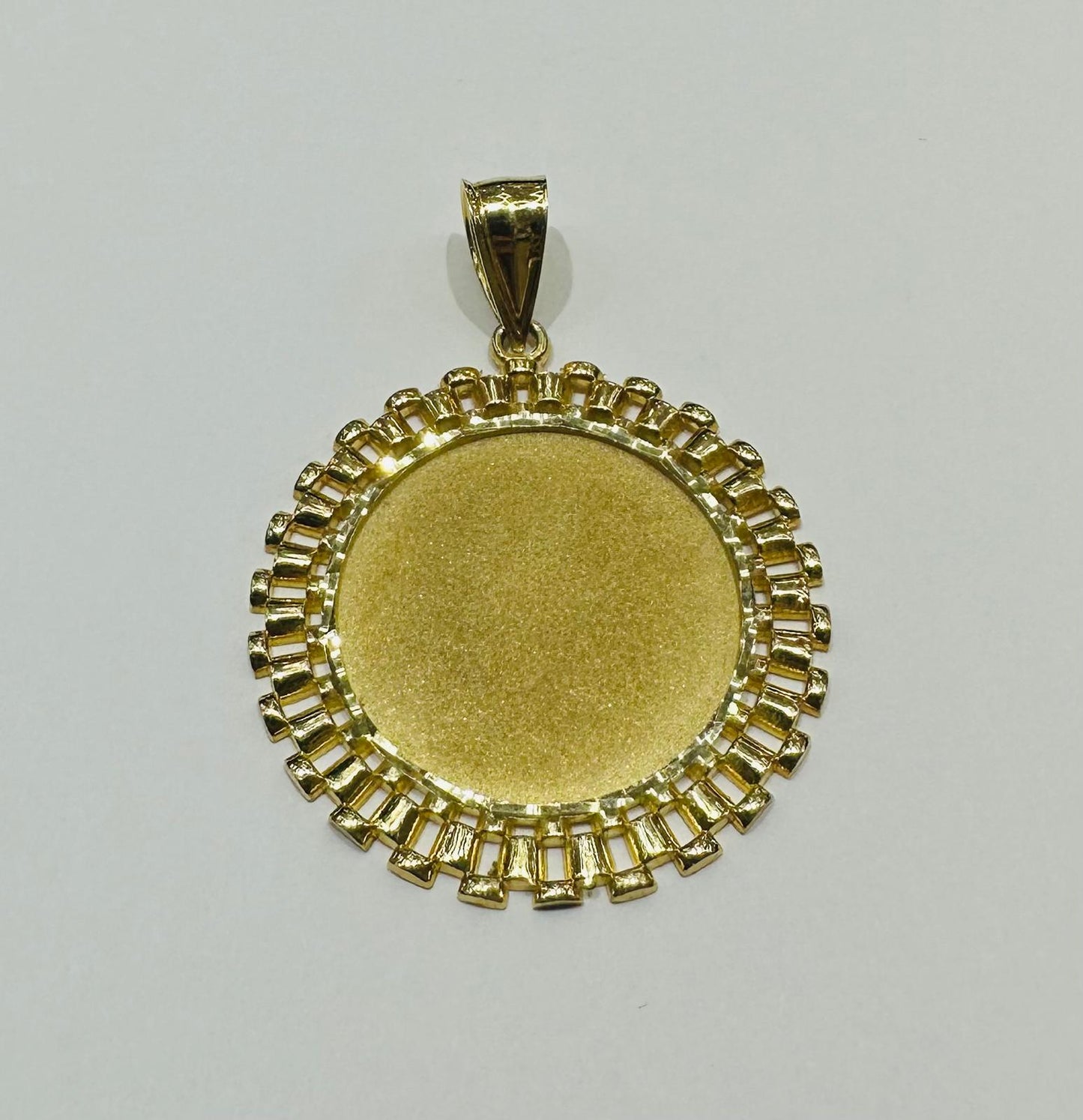 10K GOLD MEMORY PENDANT, WEIGHT: 11.4gm
