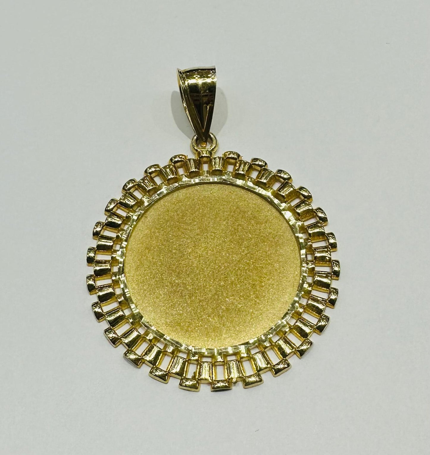 10K GOLD MEMORY PENDANT, WEIGHT: 11.4gm