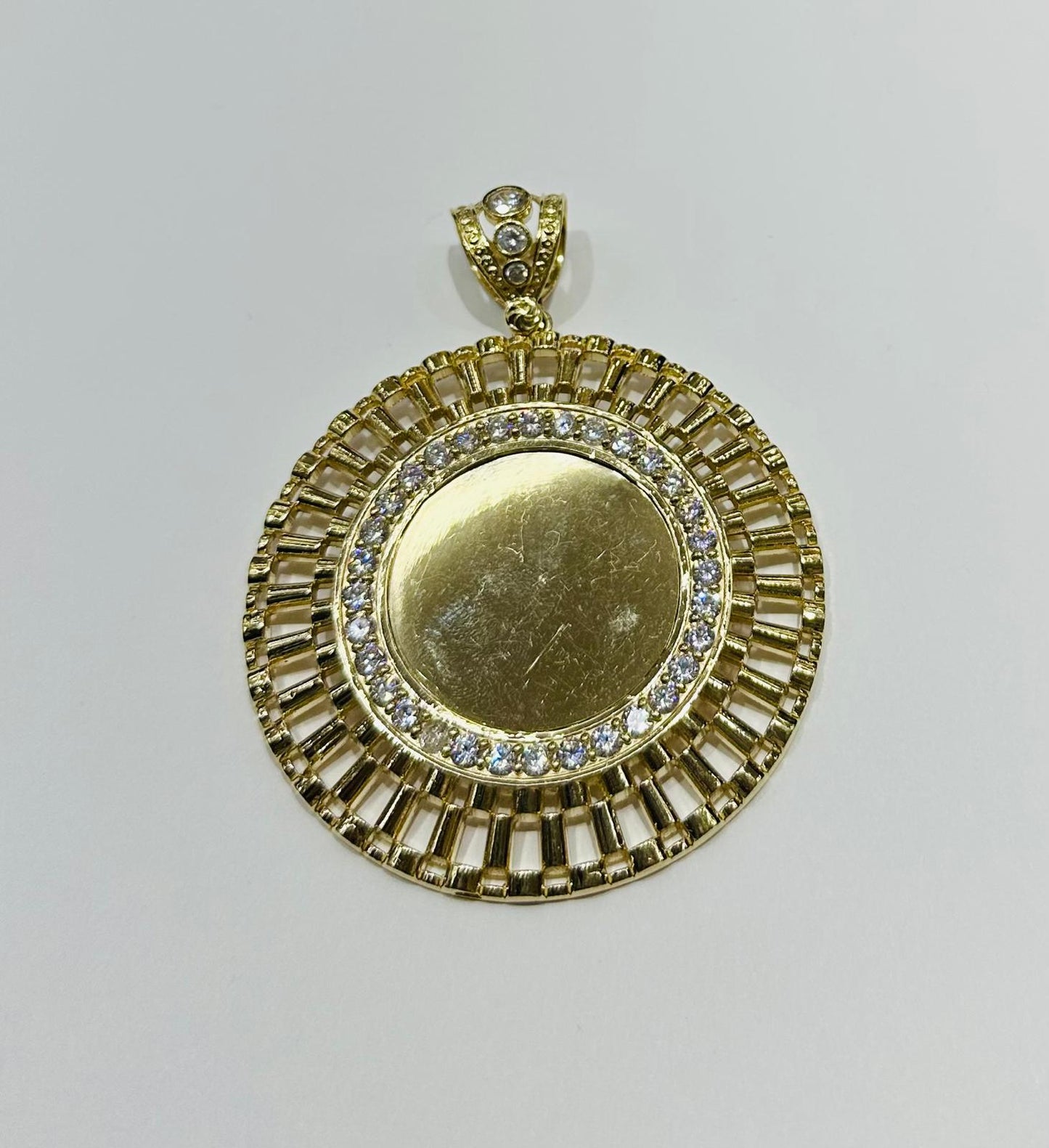 10K GOLD ROUND MEMORY PENDANT WITH CZ DIAMOND, WEIGHT: 36.1gm