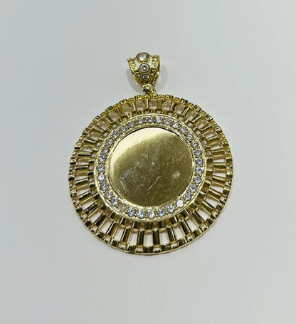 10K GOLD ROUND MEMORY PENDANT WITH CZ DIAMOND, WEIGHT: 36.1gm