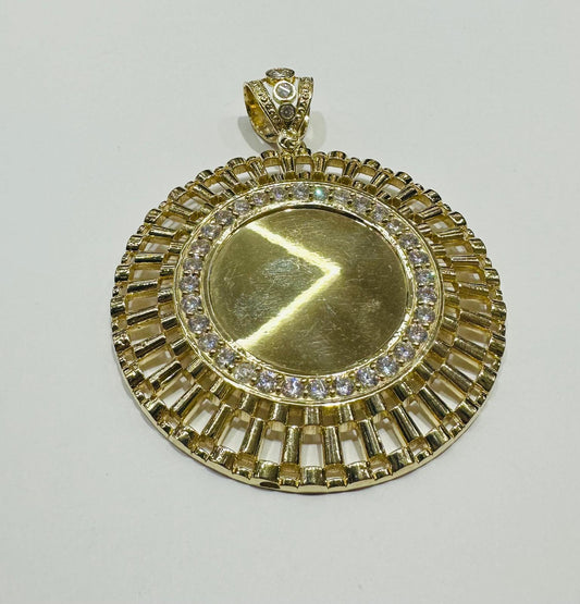 10K GOLD ROUND MEMORY PENDANT WITH CZ DIAMOND, WEIGHT: 36.1gm