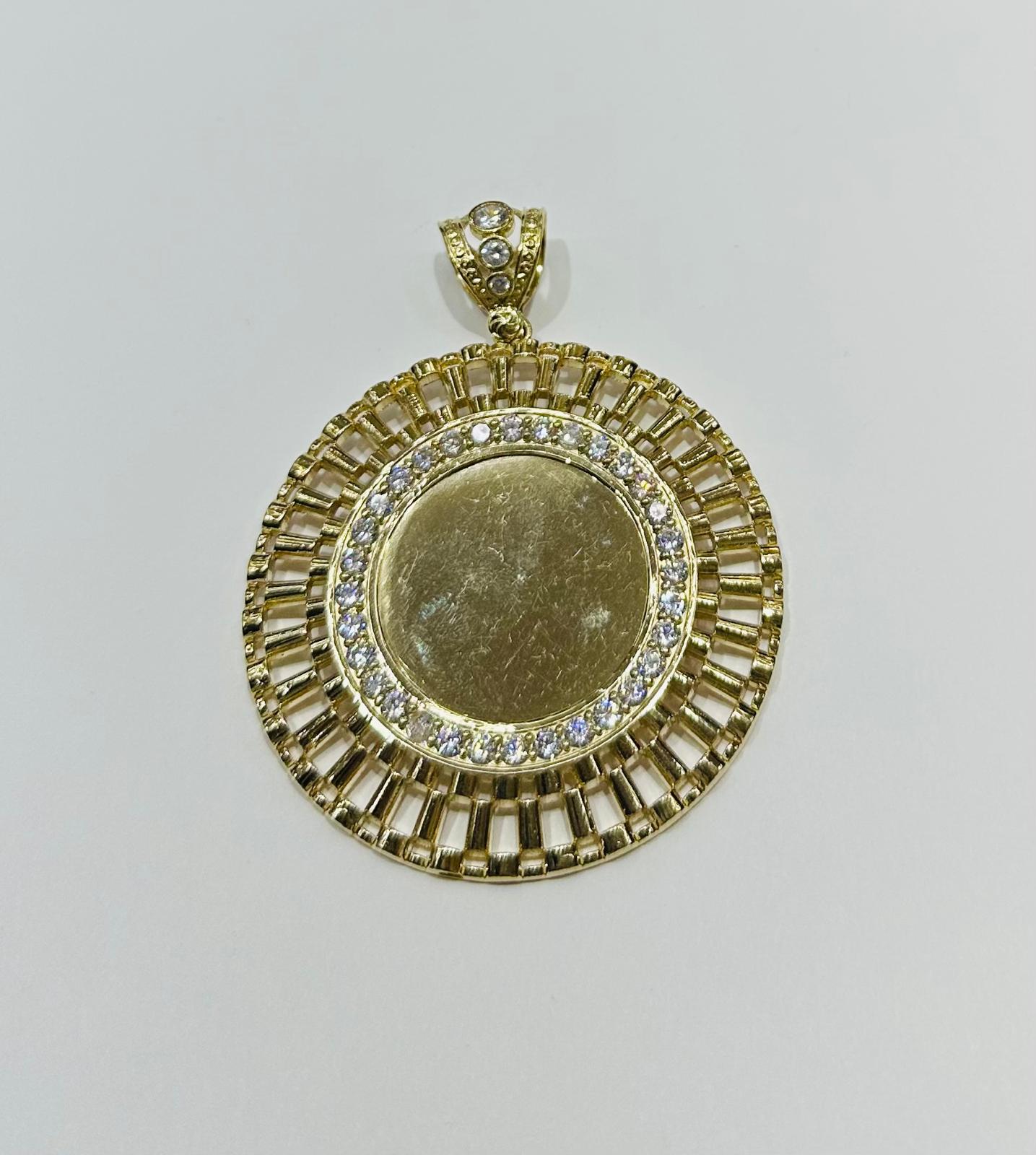 10K GOLD ROUND MEMORY PENDANT WITH CZ DIAMOND, WEIGHT: 36.1gm