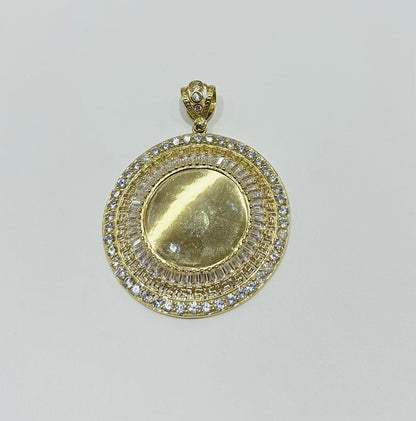 10K GOLD ROUND MEMORY PENDANT WITH CZ DIAMOND, WEIGHT: 24.1gm