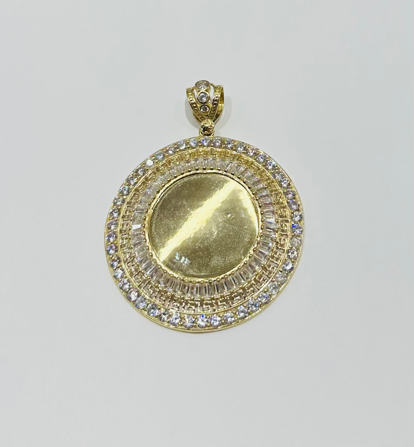 10K GOLD ROUND MEMORY PENDANT WITH CZ DIAMOND, WEIGHT: 24.1gm