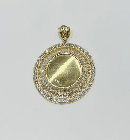 10K GOLD ROUND MEMORY PENDANT WITH CZ DIAMOND, WEIGHT: 24.1gm